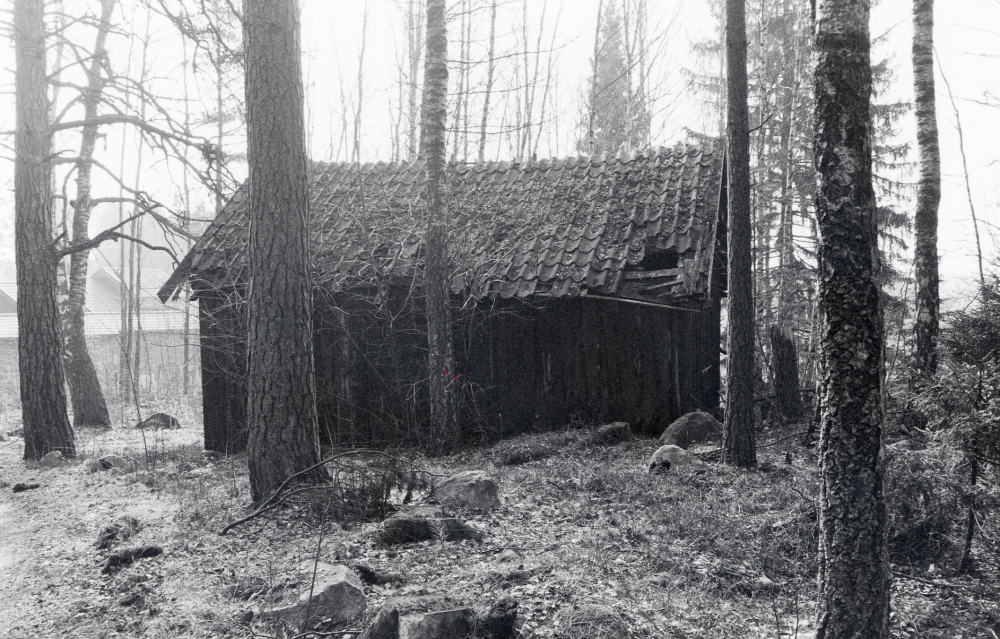 Gammal fallfärdig byggnad nedanför Ubby gård vid Molnbyvägen