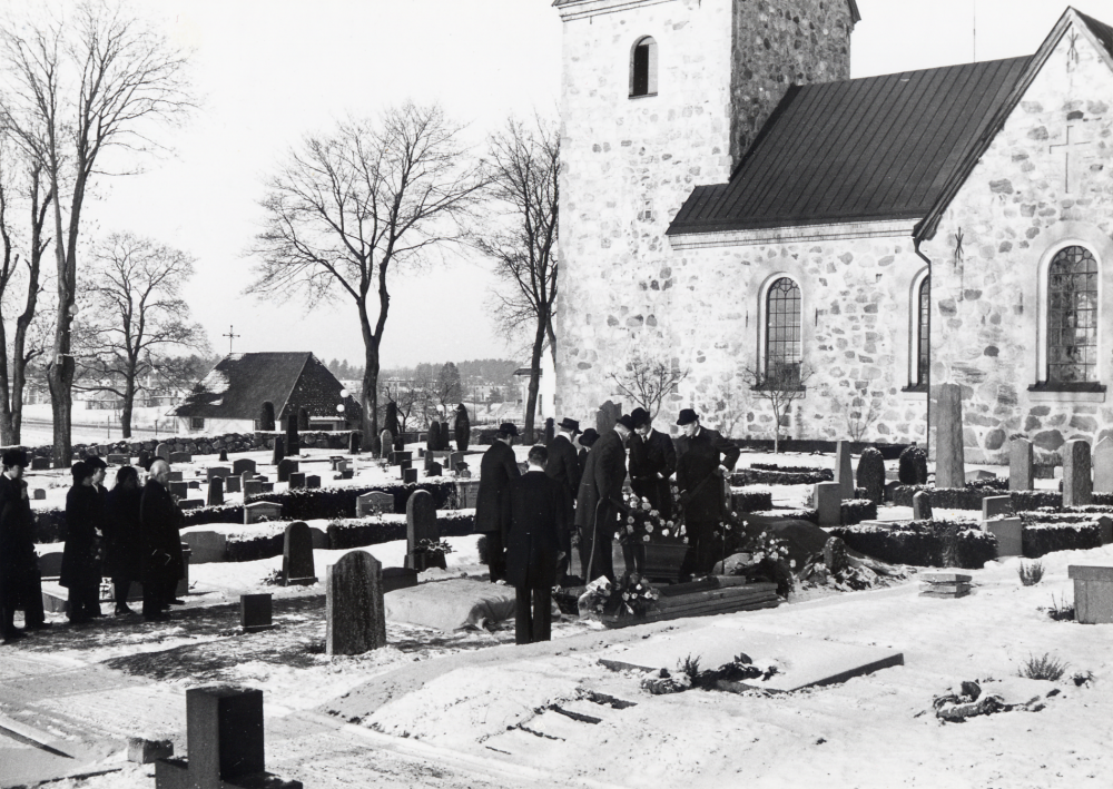 Begravning i Vallentuna kyrka. Tegelbruksfabrikör Carl Janne Gustfsson jordfästes på kyrkogården. C J Gustafsson anlade och drev åby tegelbruk 1927-1968.
