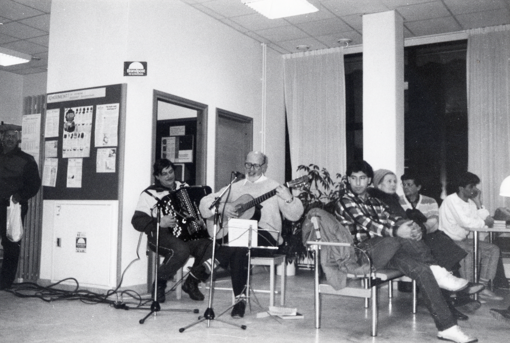 Vallentunas föreningar presenterar sig i Föreningarnas festival. Här spelar trubaduren Ulf Svahn i foajén utanför Vallentuna bibliotek. Dragspelare, Harry Fransén.