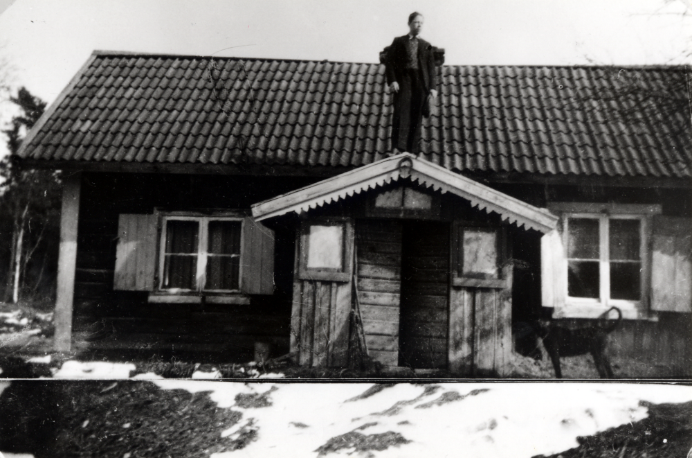 Torpet Kragstalund i södra Vallentuna.  På taket står Nils Jansson, vars morfar Fredrik Jansson bodde i huset.  Ingrid Svenssons styvfar Erik Jansson (arbetade vid Bällsta såg), gjorde dagsverken vid Kragsta gård på andra sidan Vallentunasjön.  Erik var son till Fredrik Jansson.  Ingrid bodde i ett hus bakom torpet tillsammans med styvfadern och och sin mor