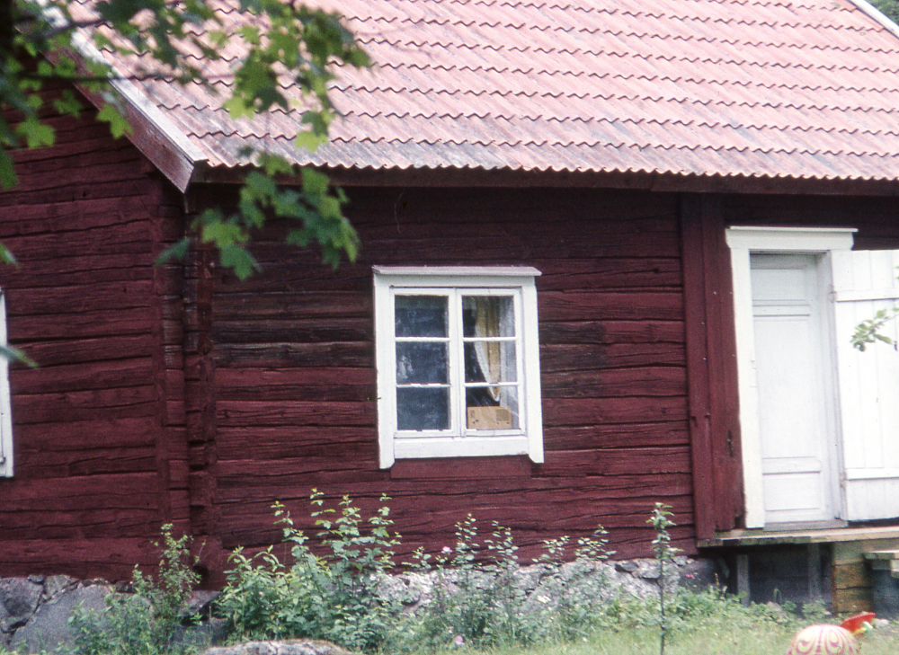 Torpet Lövlunda var ett soldattorp. På 1920-talet bodde här en man som hette Salén som körde till torget med mjölk. Vid avstyckningen från Lingsberg den 24 februari 1924 fick Lövlunda en halv hektar. Fotografiet ingår i bildserien Några torp i Vallentuna 1970 som köptes av Vallentuna kommun. Dokumentationen gjordes mot bakgrund av den snabba förvandling av kulturlandskapet som skett och ännu sker. Många torp anlades under den svenska landsbygdens folkökning under slutet av 1700-talet och decennierna framöver. Dessa torp och små gårdar försvinner alltmer då de inte längre är lönsamma. Kulturmiljö.