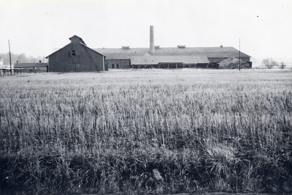 Åby tegelbruk grundades av tegelfabrikör Carl Janne Gustafsson . Vid tegelbruket tillverkades mursten och dräneringsrör under tiden 1967 till 1968. Tegelbruket brann ner natten till den 20 september 1970
