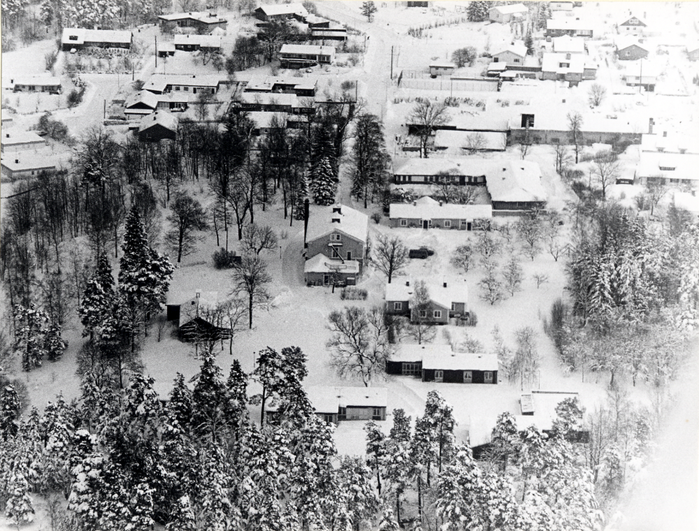 Flygfoto över Vallbostrands vårdhem, f d Bällsta gård. Runt Vallbostrand ligger villabebyggelse längs Wirséns väg och Bällstavägen och Kavallerivägen. Den stora byggnaden t h i bildens mitt är Liljeholmens cementvarufabrik, riven i början 1980-talet.