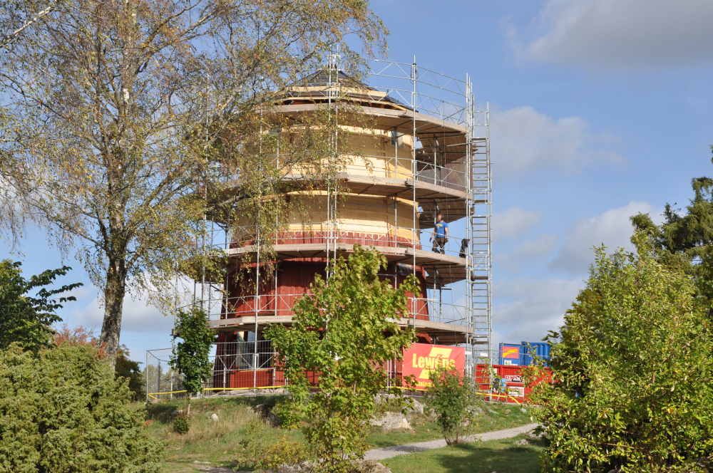 Väsby kvarn återuppbyggs hantverksmässigt i trä. Den nya kvarnen ska till det yttre se ut som den nedbrunna Väsby kvarn men kommer sakna kvarnens funktioner.

Bakgrund: Väsby kvarn uppfördes omkring 1865 och var i bruk fram till 1912. Vallentuna hembygdsförening fick kvarnen som gåva 1959 av den sista ägaren till Väsby gård, Hanna Carlsson.Genom sitt läge på en liten höjd mellan Vallentuna kyrka och Kvarnbadet har Väsby kvarn utgjort ett välkänt landmärke och blivit en symbol för Vallentunabygden. Väsby kvarn totalförstördes vid en brand den 30 mars 2008. En omfattande yttre renovering av kvarnen var just avslutad och den inre renoveringen skulle påbörjas under 2008. I oktober 2017 tog kommunfullmäktige beslut om att återuppbygga landmärket Väsby kvarn i ett samarbete mellan Vallentuna kommun, innevånare, näringsliv och ideella krafter.