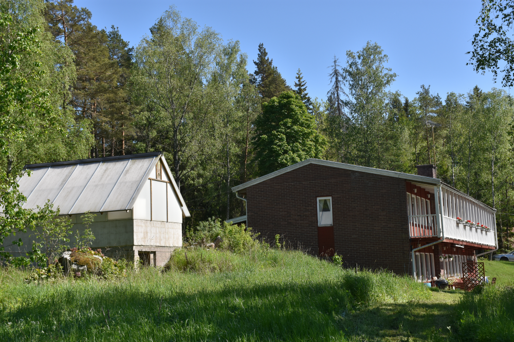 Modern bebyggelse vid Gröndal där torpstugan tidigare låg ungefär vid växthuset. Torpet Gröndal, som låg vid Ubbysjön eller Pyttsjön som den också kallas, var på 7 hektar och med 3 dagsverken till Lingsbergs gård. Torpet är först omnämnt 1861 i Vallentuna kyrkoarkiv AI:19 men innan dess fanns torpet Pytt som är omnämnt första gången 1799 
i Vallentuna kyrkoarkiv AI:7. Förmodligen är det förklaringen till namnet Pyttsjön,