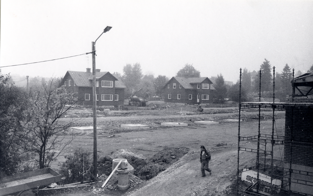 Syskonvillorna eller tvillingvillorna med adress Mörbyvägen.  Den södra villan skall rivas inom kort och lämna plats för det nya förvaltningshuset Tärningen.  I förgrunden har redan byggnadsarbetet påbörjats.  T h syns gaveln på det ännu ej färdigbygda Domusvaruhuset