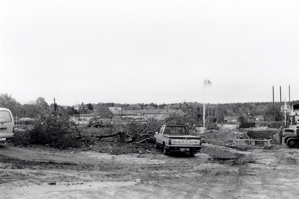 Vallentuna centrum byggs ut mot norr med en fastighet med bostäder, företag och affärer, bl a det omdiskuterade Systembolaget.  Här syns anläggningsarbeten västerifrån mot Centrum Bios hus