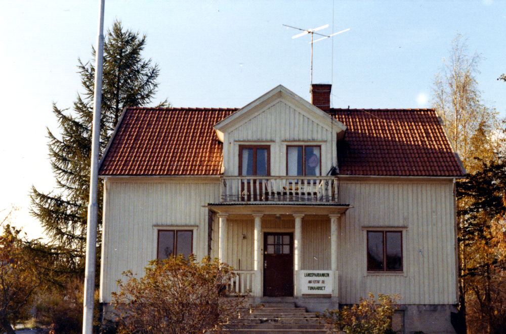 Vid Banvägen låg Villa Nysäter som byggdes omkring 1935. I bottenvåningen hade Länssparbanken sina lokaler fram till 1973 då man flyttade till nya lokaler i Tunahuset. Villa Nysäter revs 1979.