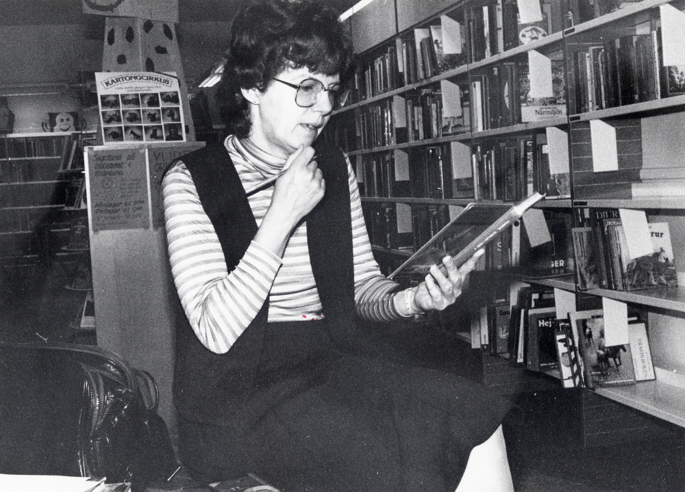 Ulla-Britt Kvarnestam arbetar både i Vallentuna bibliotek och Kårsta bibliotek . Här sitter hon vid barnavdelningens träd för att välja ut böcker till Kårsta