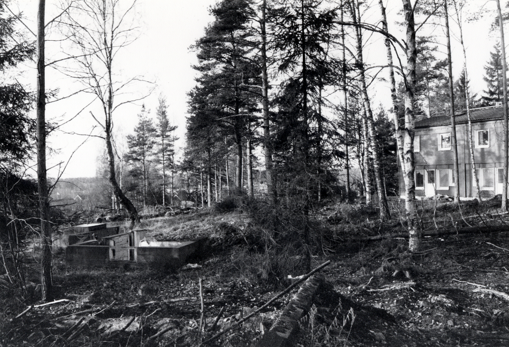 Markröjning inför byggstarten av bostadsområdet Haga i hörnet av Lindholmsvägen och Lingsbergsvägen.  T h syns radhus  med adress Disavägen.  Grunder finns kvar i området efter gamla fastigheter