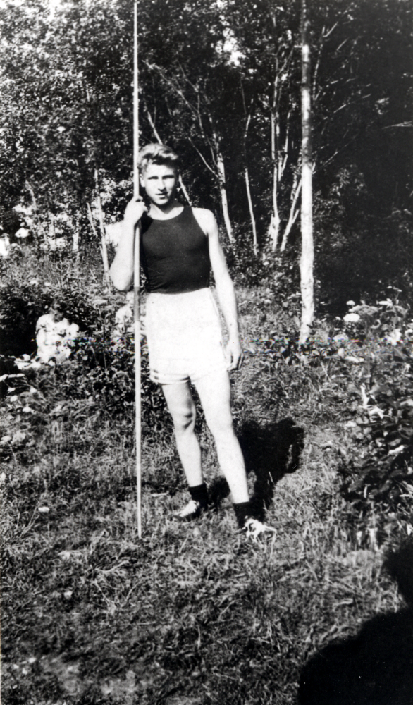 Knut Johansson, friidrottare från Orkesta med spjut i handen