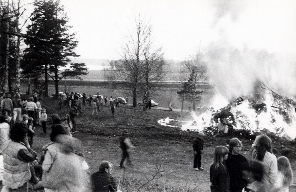 Valborgsmässoeld, majbrasa, nedanför Hjälmsta skola