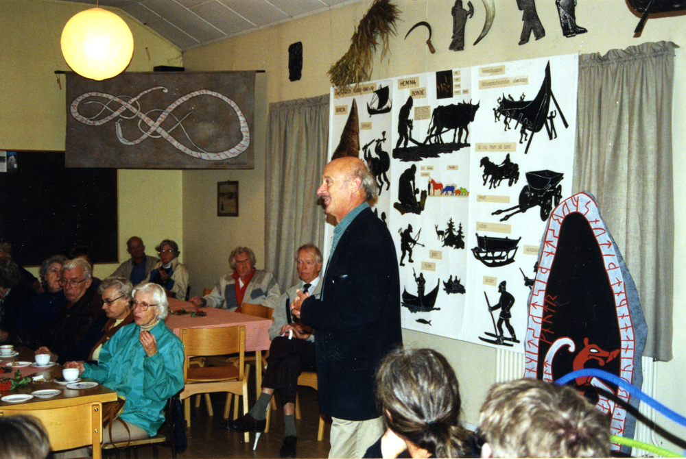 Medeltidshistorikern Sigge Rahmqvist visar en vikingautställning i Orkesta bygdegård i samband med Sockenrundan 3 september 2000, arrangerad av hembygdsföreningarna i Markim och Orkesta