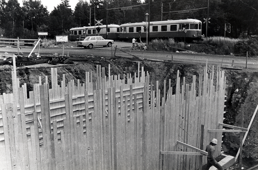 Gångtunnel under Stockholmsvägen byggs vid Bällsta järnvägshållplats. På stationen står ett dieseldrivet rälsbusståg