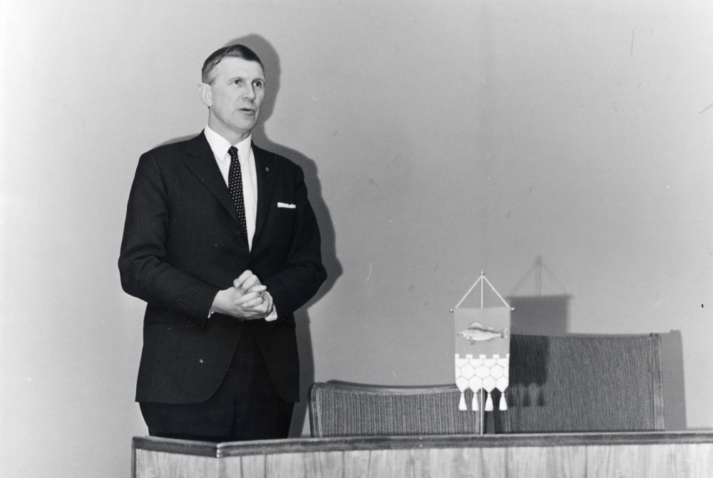 Ingvar Lidskog talar vid podiet i sessionssalen i kommunalhuset vid kommunfullmäktiges sammanträde