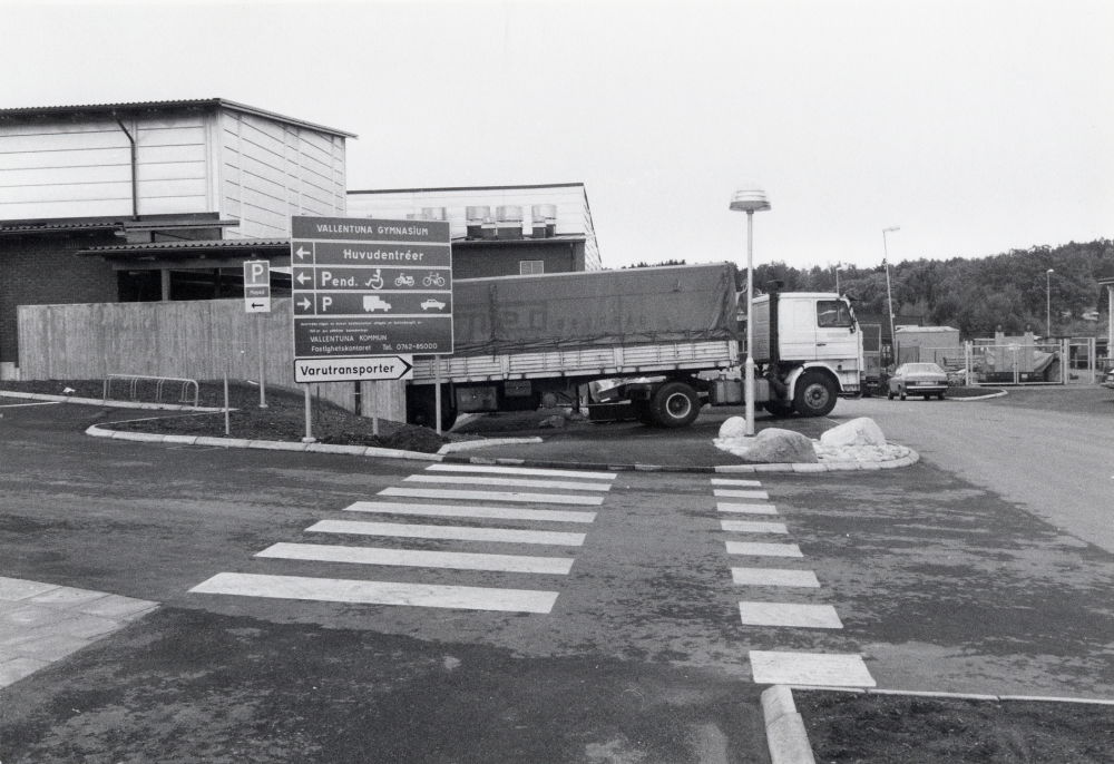 Vallentuna teater invigs 6 oktober 1986 med Dramatens föreställning av Fröken Julie i regi av Ingmar Bergman. Här levereras kulisser med lastbil från Beograd i Jugoslavien, där föreställningen senast ägt rum.