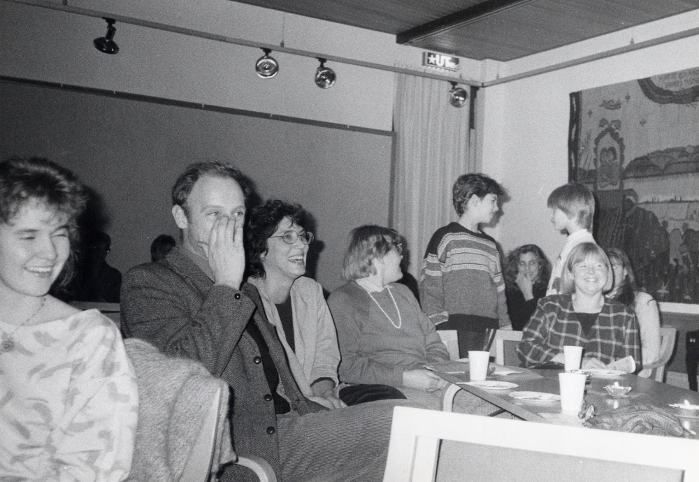 Internationellt viscafé i Vallentunasalen med Eva Möller och Ulf Svahn. Åskådare fr v okänd, Sigge Rahmqvist, Eva Rahmqvist, Anna-Liisa Liljestrand, Calle Rahmqvist, Hedvig Rahmqvist, Liam ?, Cecilia Feuk och Brita Liljestrand