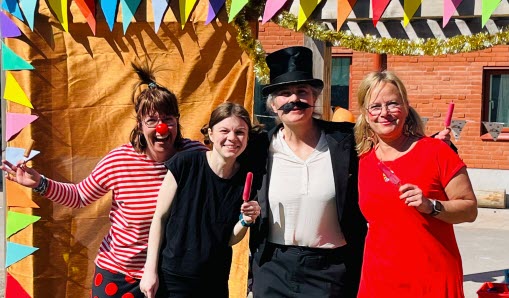 Fyra medarbetare från Vallentuna Språkförskola utklädda i cirkus kläder.