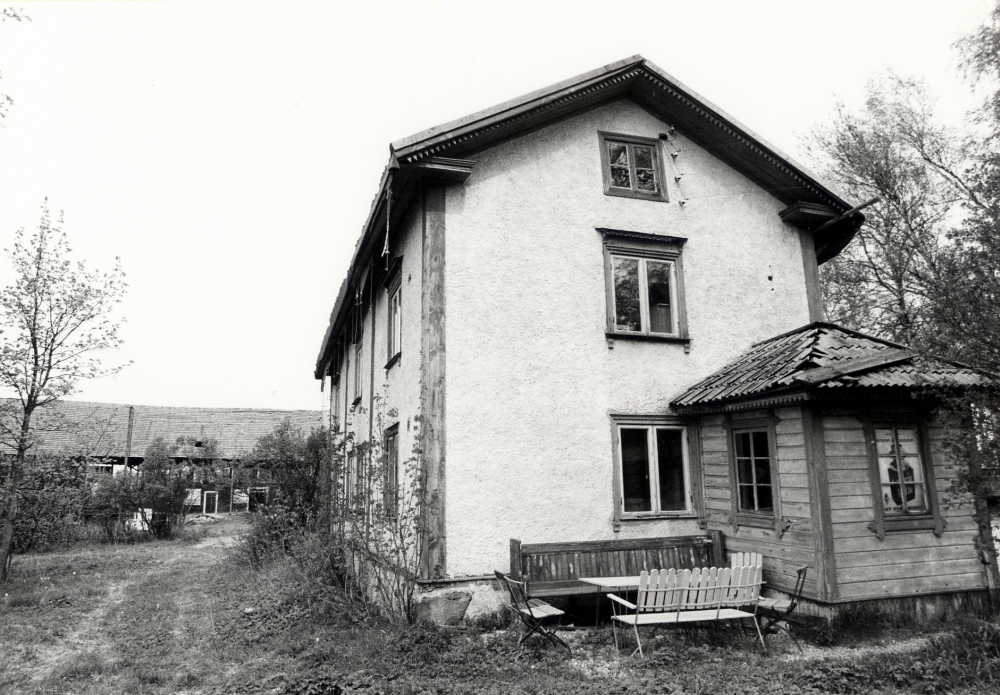 Huvudbyggnaden vid Åbyholms gård i Vallentuna före den omfattande renovering som utförts av Ann och Anders Fröderberg. Här syns södra gaveln med ladugården i bakgrunden