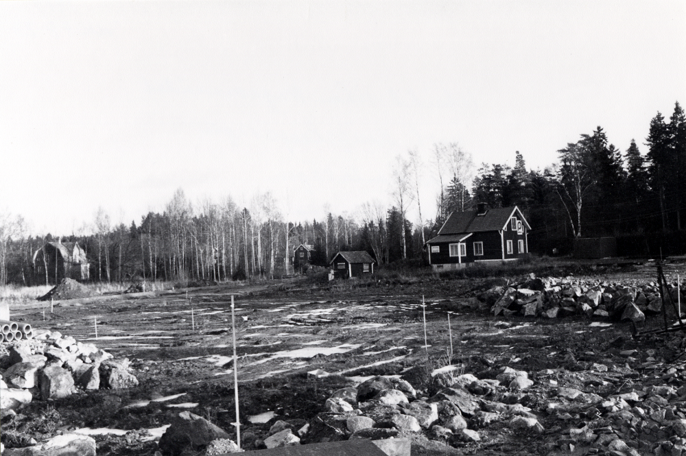 Bostadsområdet Haga byggs i hörnet av Lindholmsvägen och Lingsbergsvägen. Utsikt mot öster och Karlavägen. Längst t v syns fastigheten med adress Karlavägen 8, där Sten Zetterlund haft sin auktionsfirma. Byggherre är Platzer