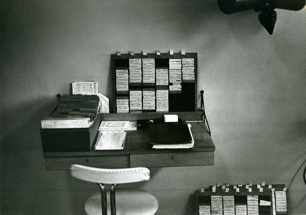 Tandläkare Leif Lindbäcks mottagningssystem, schema, på väggen i tandläkarmottagningen på Centralvägen 8.  
•Fotografiet ingår i bildserien ”Vardagsliv i Vallentuna kommun” av Rachael Gough-Azmier & Gunilla Blomé, Haga Studios HB.