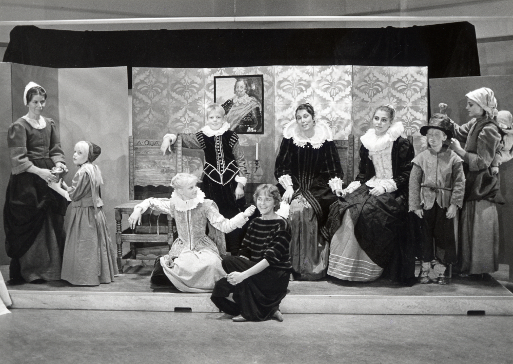 En vanlig dag år 1600 – ett program för förskolebarn i samband med utställningen Barn på 1600-talet i Vallentunasalen. Manuset är skrivet av Anne Banér och kläderna är sydda av Eva Rahmqvist. Scenbild och figurer är uppbyggda efter tre 1600-talsmålningar (P Lelloch, Kökspigan, Francken Rubens salong och Rembrandt Tiggare).   Målningarna visades i tre projektorer och fick sedan  liv genom spelet. Här är ensemblen samlad på podiet i Vallentunasalen. Fr v Lena Lundgren, Louise Kimby, Helena Banér, Albin Holmberg, Eva Rahmqvist, Hedvig Rahmqvist, Johannes Wickbom och Ebba Wickbom.  Framför ensemblen sitter Anne Banér