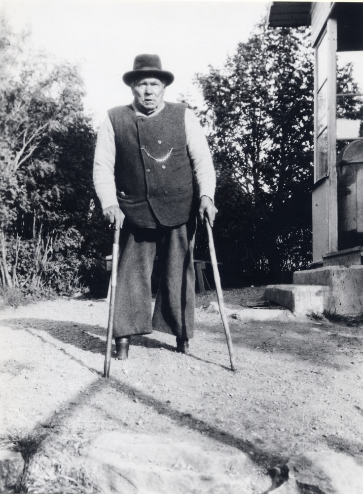 Anders bodde i Angarns fattigstuga. Han hade arbetat som rallare och fått båda benen avklippta av ett tåg.