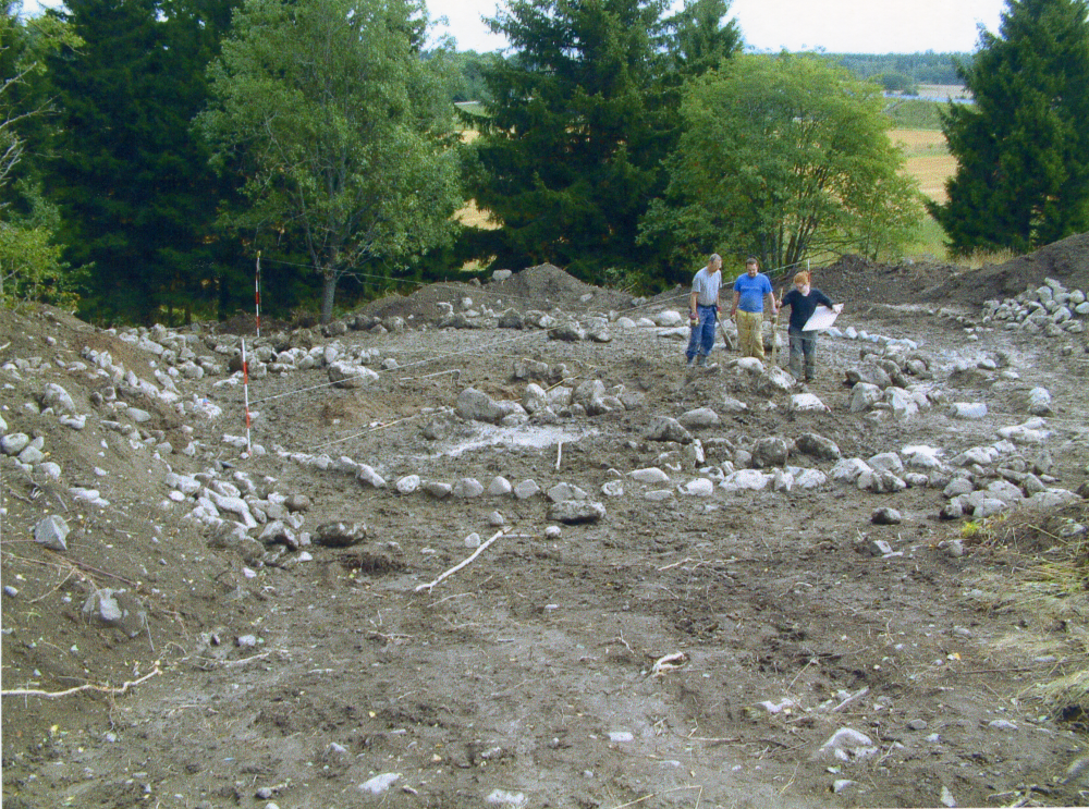 Arkeologisk utgrävning i området runt Brittas backe i Brottby inför starten av planerad bebyggelse. Arkeologerna hittade två gravhögar från 900-talet. Den stora graven på 13 meter i diameter var plundrad. I den mindre gravgömman fanns bland annat ett arabiskt silvermynt, ett viktlod av järn, ett benföremål, en bronsknapp, samt en kruka med brända ben, troligtvis från både människa och djur. Utgrävningen avslutades den sista augusti 2004.