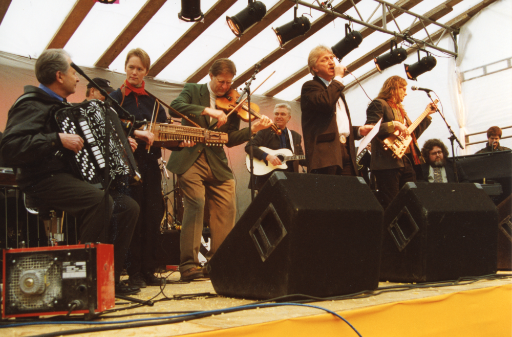 Firandet "800 år Vallentuna 1998". Musiker på scenen är bl a Robert Eklöf dragspel, Maria Ehrman nyckelharpa, Lasse Widén fiol, Mats Rådberg sång, Henrik Åström, elgitarr och Stephan Forkelid synt. 

800-årsjubileet 1998 firades med anledning av Vallentunakalendariet från 1198, som kan vara den äldsta boken präntad i Sverige.