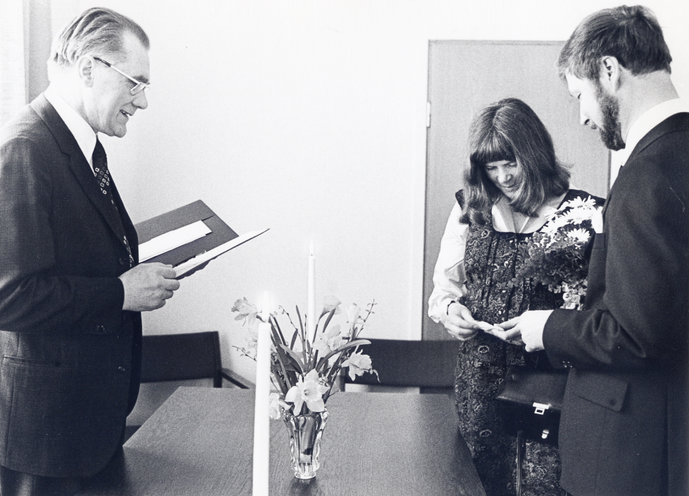 Vid den första borgerliga vigseln i Vallentuna kommunalhus  sammanvigde kommunalrådet Carl-Erik Wikström  Annika Giertz  och Dag Eriksson