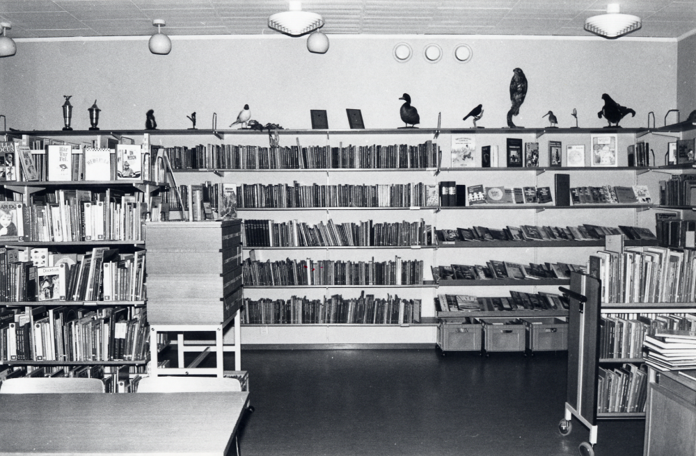 Interör från Lindholmens bibliotek i Gustav Vasaskolan. Biblioteket flyttade till nya lokaler i Gustav Vasaskolan 1983