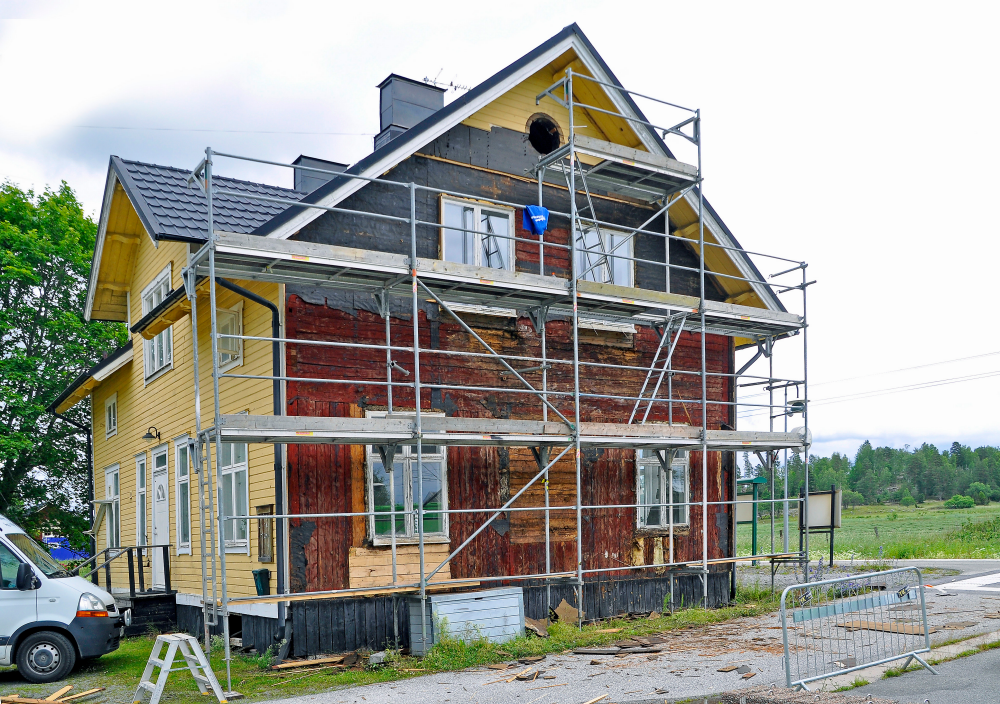 Frösunda stationshus byggdes 1885 och timmerfasaden målades då med röd slamfärg. Så småningom fick den en utanpåliggande panel som målades gul. Den panelen var i dåligt skick 2017. Hembygdsföreningen som äger stationshuset och tog då bort den gamla panelen på husets södra vägg. Den ursprungliga rödfärgen blev då synlig. Sedan lades på ny panel som rödfärgades, lister och takpynt återställdes och väggen återfick sitt ursprungliga utseende. Målet för hembygdsföreningen är att återställa hela huset så snart det finns pengar.