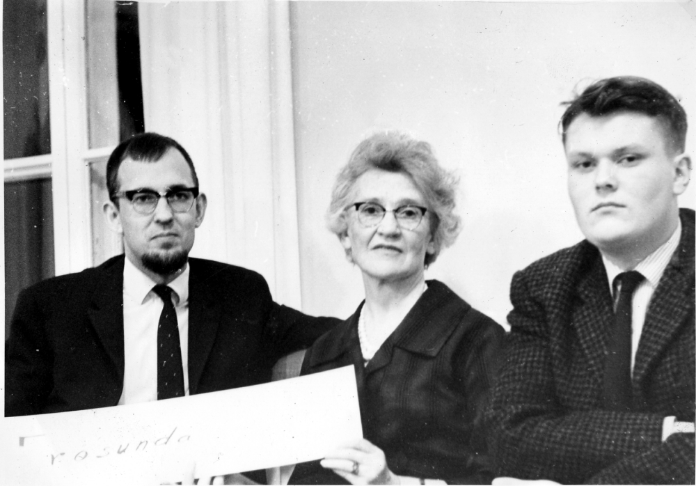 Frågesport i Blåbandslokalen Klippan i Frösunda.  Vid bordet sitter fr v Bo Schylander, lärarinnan Signe Andersson och Torsten Carlsson