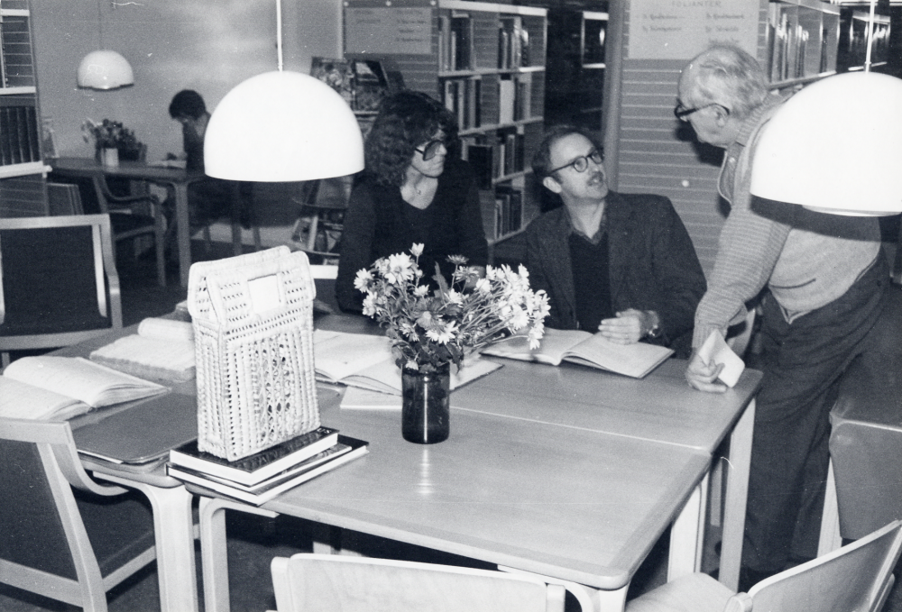 Skrivarverkstad i Vallentuna bibliotek där skriften presenteras på olika sätt. Idé och utförande Eva Rahmqvist.  I mitten vid boret sitter historikern Sigge Rahmqvist, som visar hur man läser medeltida handskrifter.  T h står Martin Linder