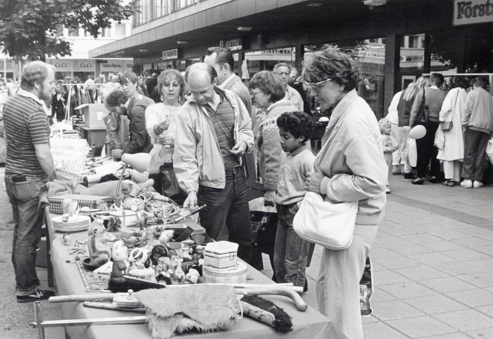 Varje höst anordnar Vallentuna hembygdsförening en marknad på Tuna torg där olika föreningar presenterar sin verksamhet och ordnar olika former av försäljning, t ex som här, loppmarknad