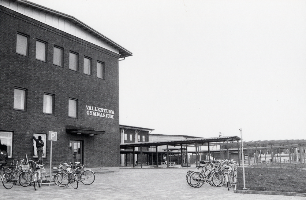 Vallentuna gymnasium invigs den 1 oktober 1986. Här syns ingången till bl a administrationen och en personalmatsal. I gymnasiets lokaler låg tidigare Vallentunas största industri, Tellus Maskin, som tillverkade rullbanor och transportband
