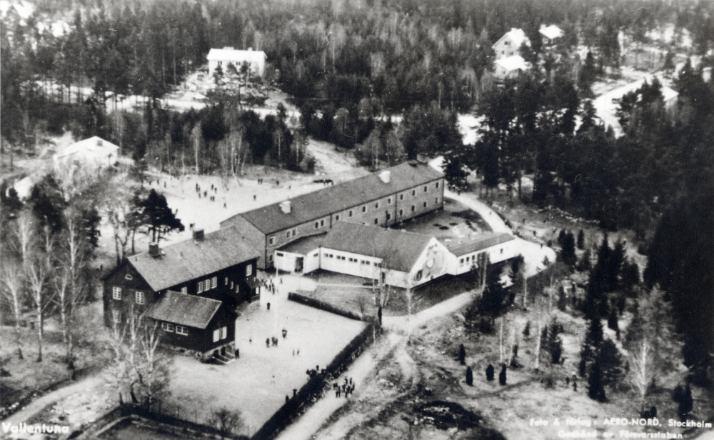 Flygfoto över Hjälmsta skola efter utbyggnaden t h, som består av klassrum, bespisningslokal och kök. T v syns Röda skolan