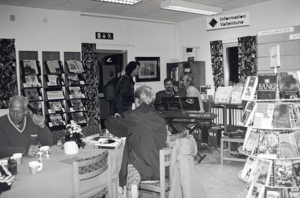 Bokkalas i Karby bibliotek med försäljning av gallrade böcker, tidningar och tidskrifter samt "En bok för alla" till extrapris.  På just detta bokkalas avtackas Gunvor Svensson, en populär bibliotekarie som arbetat på tre olika bibliotek i Össeby-Garn, med blommor och presenter från många uppskattande össebybor.  Musikunderhållning av Per och Sven Andersson, far och son som ofta spelar i Össeby amatörerna.