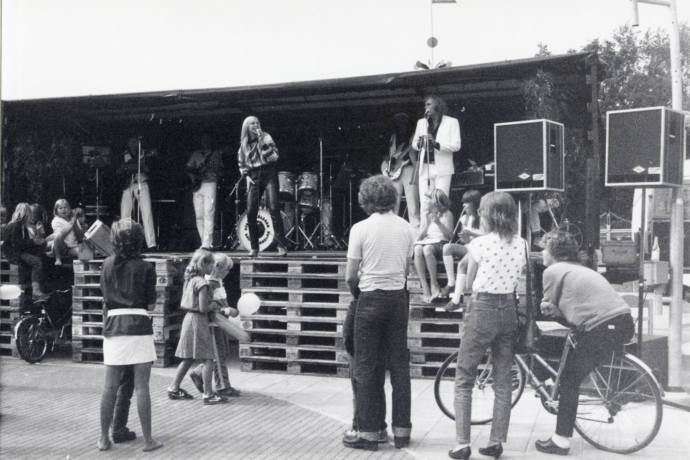 Vallentuna nöje med Nina Lizell som solist uppträder på Tuna torg