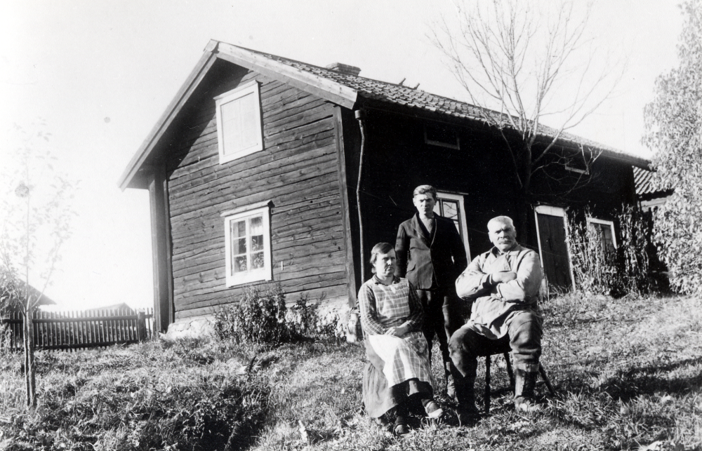 Utanför Skräfsta gård i Frösunda sitter fr v Oscar Johansson tillsammans med hustrun Emely Johansson och sonen Henry Johansson