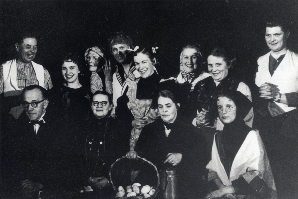 Hjälmstaskolans lärare spelar teater.  I bakre raden står fr v Josef Andersson, Barbro Sköldunger, Kerstin Lundqvist, okänd, Ester Åhl Petersson, Stella Gillberg??, Margit Oppermann och Sören Lundquist.  Sittande fr v Bernhard Bengtsson, Kerstin Lindström, Linnea Bengtsson (1910-2003) och okänd.  Teater för skolresa? brandkåren?