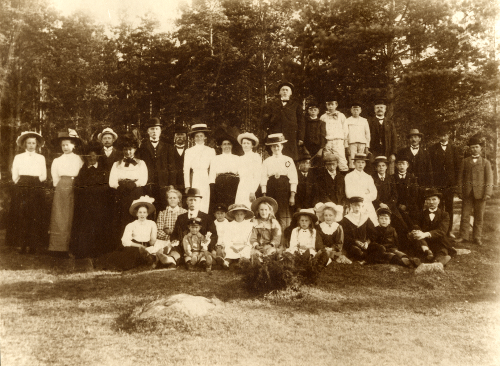 Nykterhetsföreningen Blå bandet  i Vallentuna var mycket aktivt verksamt i början av 1900-talet. Den bestod till största delen av religiöst inriktade nykterhetsvänner. Här har medlemmar i Vallentuna samlats för en utflykt. Tredje raden fr v: handlaren Erik Halvarsson, nr 4 Haldor Fredriksson. andra raden fr v nr 3 handlaren Gustav Palmblad, nr 4 kantor P F Torell, nr 5 banvakt  Zetterlund,  nr 17 lantbrukare A Karlsson från Bergsäng, tre systrar Krantz, två av dem lärarinnor i Vallentuna, står i andra raden. Första raden fr v nr 1 lärarinnan Edit Lindström och nr 12 kantor Lundgren från Angarn