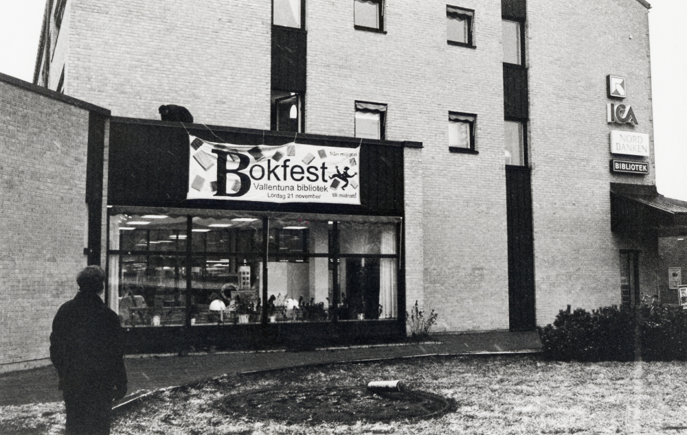 Bokfest i Vallentuna bibliotek med program från morgon till midnatt.  Tema 1992: Folkskolan 150 år. Eva Rahmqvist har tillverkat en stor banderoll som sätts upp på Tärningens södra vägg.  På marken står en medlem i Vallentuna biblioteks vänner, Torsten Wallén, som "riktare" och på taket knyter Anita Hovfing fast banderollen