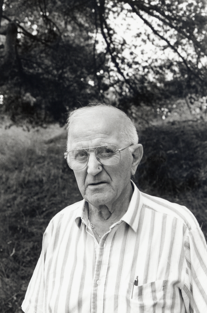 Harry Andersson föddes 1910 och arbetade från 1930  fram till mitten av 1940-talet på Åby tegelbruk.   Foto utanför Rickebylokalen