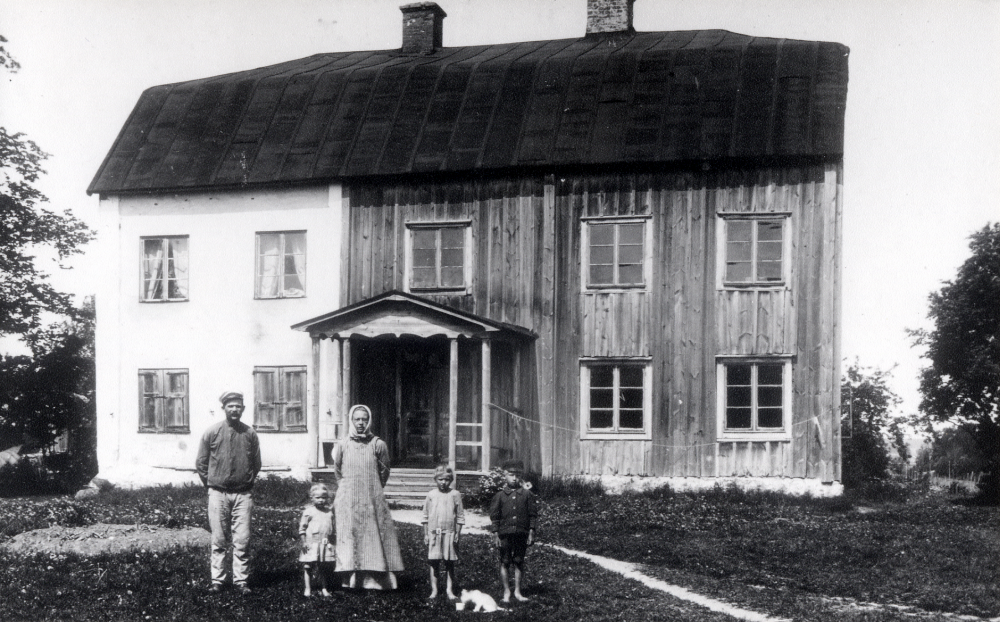 Billsta säteri i Frösunda. Ägogränsen gick igenom huset, därför är endast 1/3 av huset rappat. I den vita delens bottenvåning låg före 1885 Billsta handelsbod som drevs av O E Mattsson. I övervåningen bodde Maja-Stina Eriksson (Maria Eriksson) med dottern Edla Eriksson. Huset revs 1942, då fanns handelsbodens inredning kvar orörd. Framför huset står en statarfamilj.
