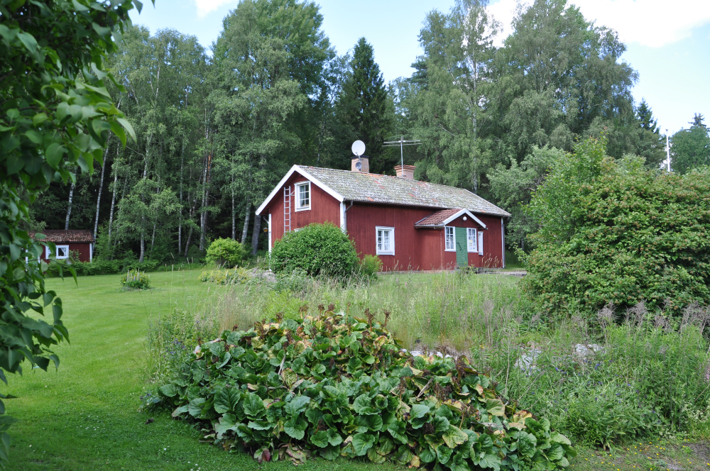Torpet Karlsro i Frösunda (Skrävsta 1:22), byggdes 1914. Från början var det en vanlig torparebostad, och som många sådana har det förvandlats till sommarstuga.