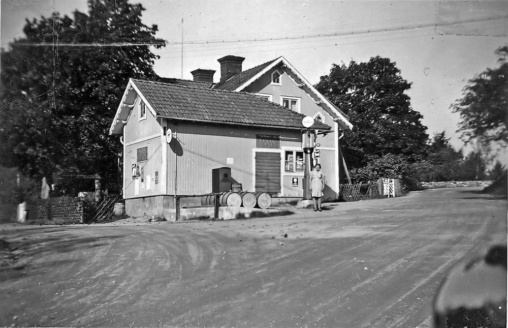 Karlbergs handelsbod i Frösunda köptes 1935 av Sigvard Jansson och Allan Jansson, Firma Allan Jansson & Co.  På planen står Elvy Jansson