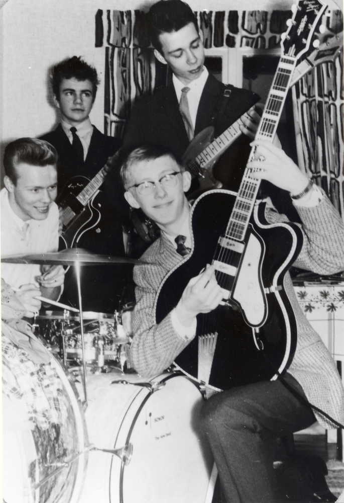 The Twanglers övar i Össeby-Garn hemma hos Ove Söderblom i Lövstalund  vid Dragonhagen i Brottby.   Fr v vid trummorna Ove Söderblom, Jan Andersson, Lasse Andersson  och Gert-Åge Frisk.  Oves föräldrar  heter Gunnar och Elsa Söderblom