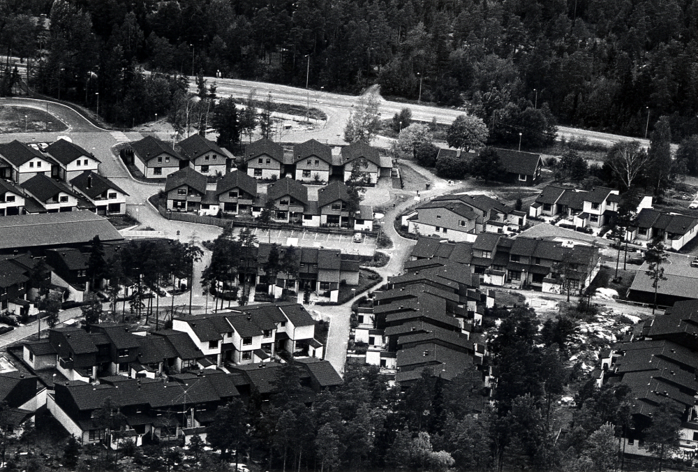 Flygfoto över Kragstalund västerut med Stockholmsvägen i bildens bortre del
