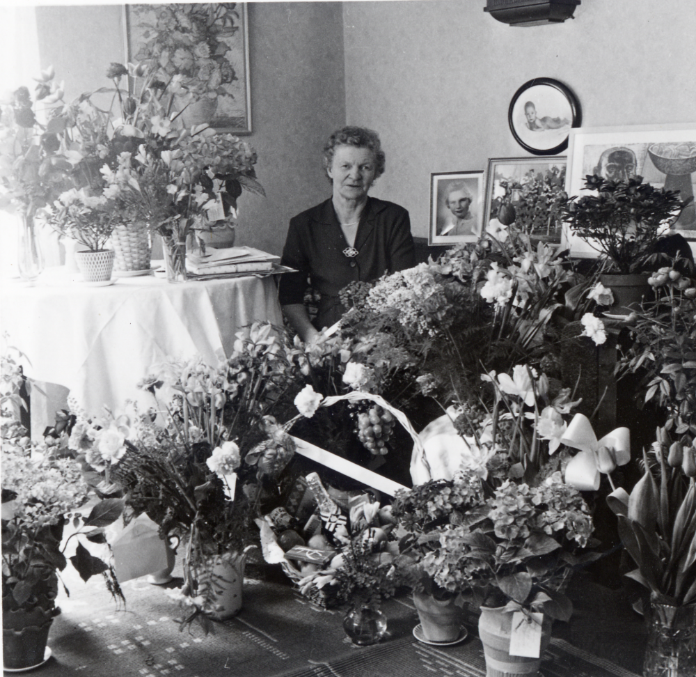 Hilma Thorneus var föreståndarinna vid skolbespisningen. Här är hon omgiven av blommor, födelsedag? pension?